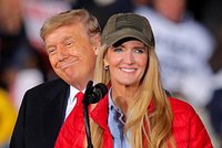 Zpochybňovač Trump řádil v Georgii. Hájil blond kandidátku, doprovodili ho Ivanka i syn