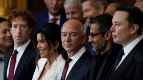 Mark Zuckerberg, Jeff Bezos, Sundar Pichai a Elon Musk na inauguraci Donalda Trumpa