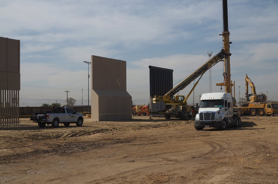 Nedaleko San Diega vzniká prototyp Trumpovy zdi, která má vyrůst na hranicích s Mexikem.
