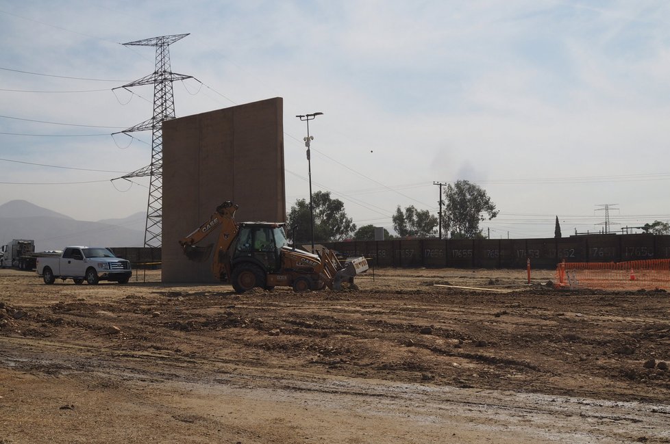 Nedaleko San Diega vznikal prototyp Trumpovy zdi, která měla vyrůst na hranicích s Mexikem