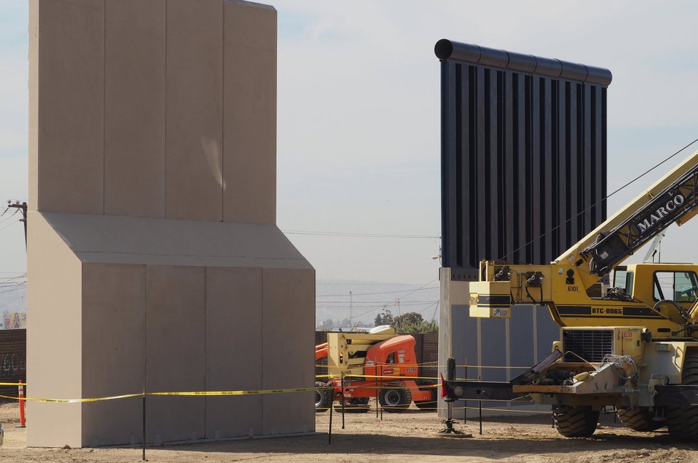 Nedaleko San Diega vzniká prototyp Trumpovy zdi, která má vyrůst na hranicích s Mexikem