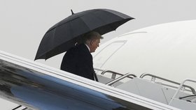 Americký prezident Donald Trump při nástupu do letadla upustil deštník.