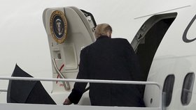 Americký prezident Donald Trump při nástupu do letadla upustil deštník.