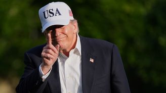Trumpův dvojí metr: S jedním antisemitou válčí, s druhým si podává ruku na červeném koberci Trumpův dvojí metr: S jedním antisemitou válčí, s druhým si podává ruku na červeném koberci