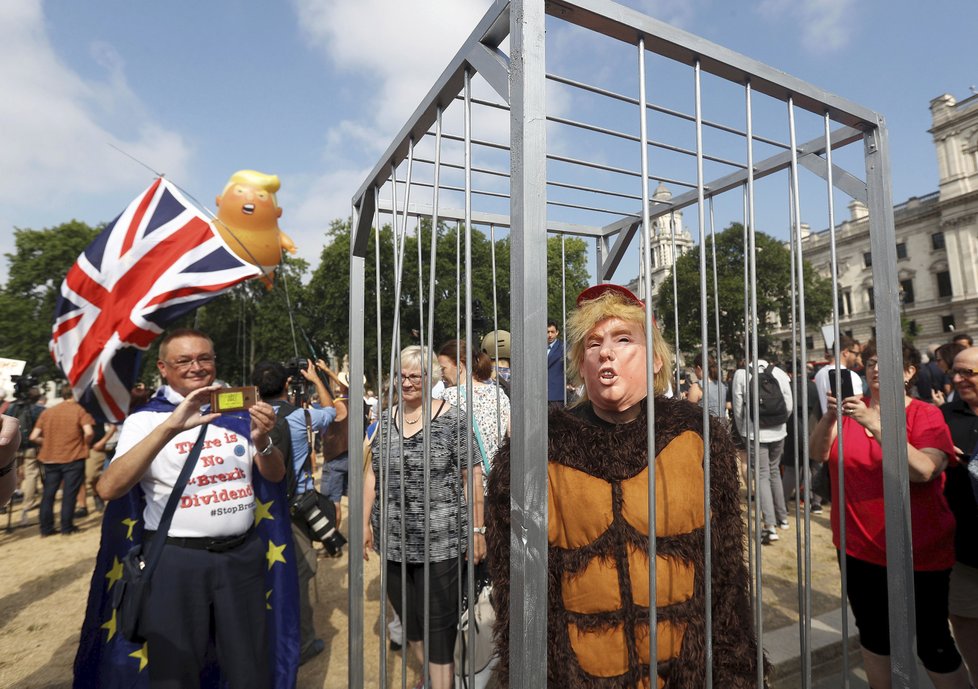 Na amerického prezidenta Donalda Trumpa v Londýně čekaly protesty