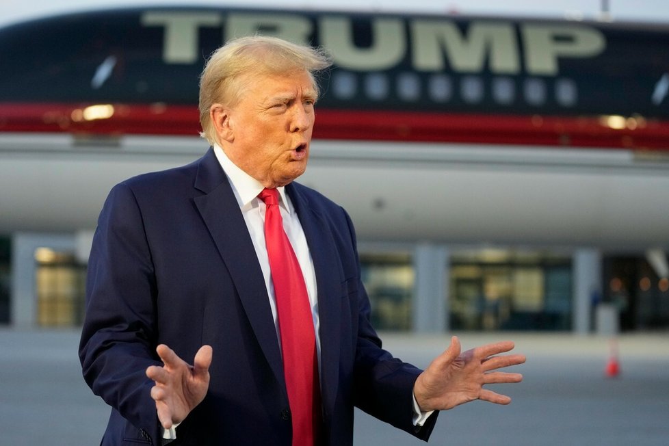 Donald Trump přiletěl do Atlanty soukromým letadlem aby se vydal úřadům. Vůbec poprvé se tak stalo ve věznici, kde byl pořízen i oficialní snímek jako u zatčených