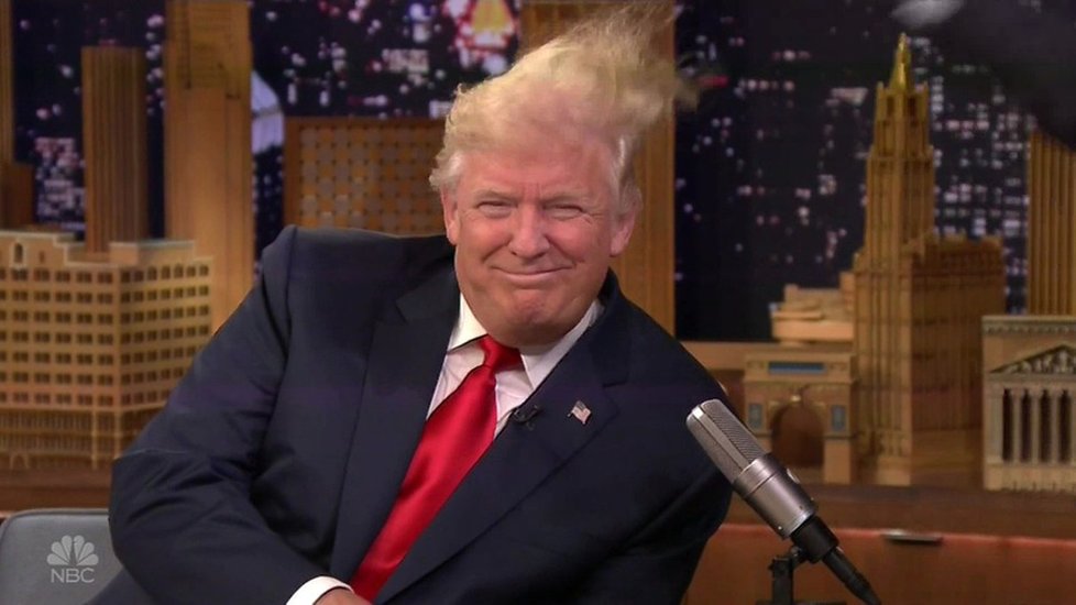 Americký prezident Donald Trump a jeho nechvalně proslulé vlasy.