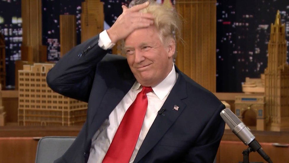 Americký prezident Donald Trump a jeho nechvalně proslulé vlasy.