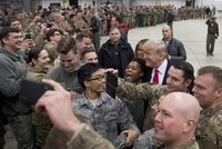 Vojáci lovili selfie s Trumpem a Melanií: Na kritizované misi „přepadli“ základnu Ramstein