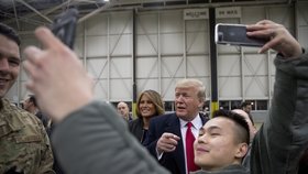 Prezident USA Donald Trump navštívil po Vánocích americké vojáky na německé základně Ramstein (27. 12. 2018)