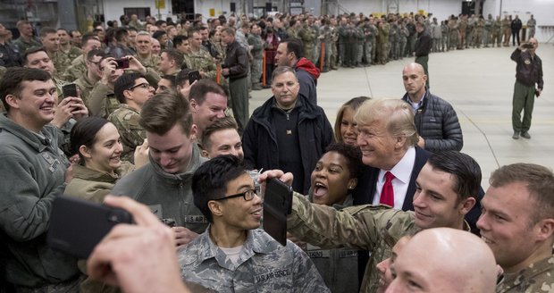 Vojáci lovili selfie s Trumpem a Melanií: Na kritizované misi „přepadli“ základnu Ramstein