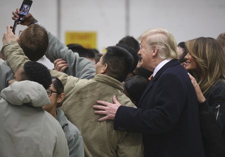 Prezident USA Donald Trump navštívil po Vánocích americké vojáky na německé základně Ramstein (27. 12. 2018)