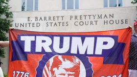 Podporovatelé Donalda Trumpa před soudem ve Washingtonu (3. 8. 2023)