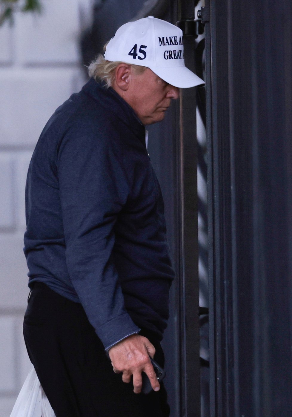 Americký prezident Donald Trump po návratu do Bílého domu vypadá ze své prohry viditelně nešťastně (7. 11. 2020)