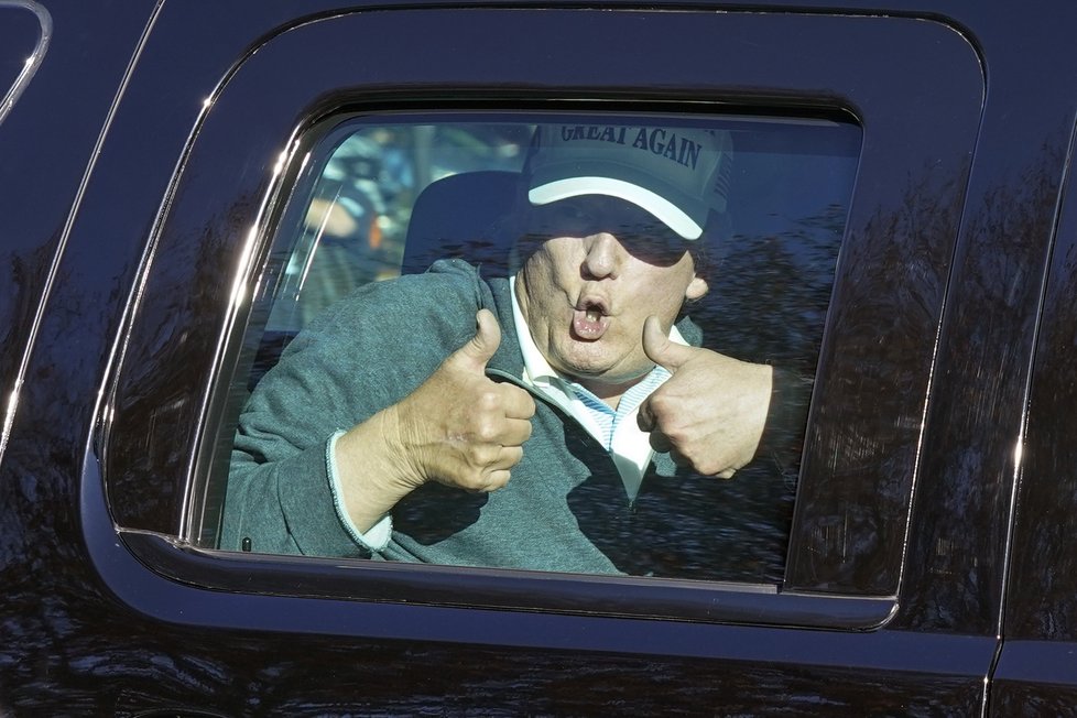 Americký prezident Donald Trump se vrátil z golfu, na který vyrazil den po vyhlášení výsledků prezidentských voleb. Zamával svým podporovatelům. (8.11.2020)