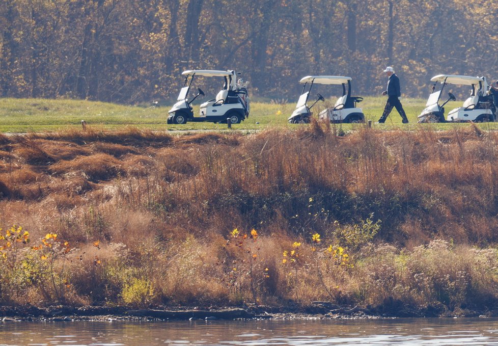 Americký prezident Donald Trump i druhý den po vyhlášení výsledků voleb vyrazil na golf (8.11.2020).