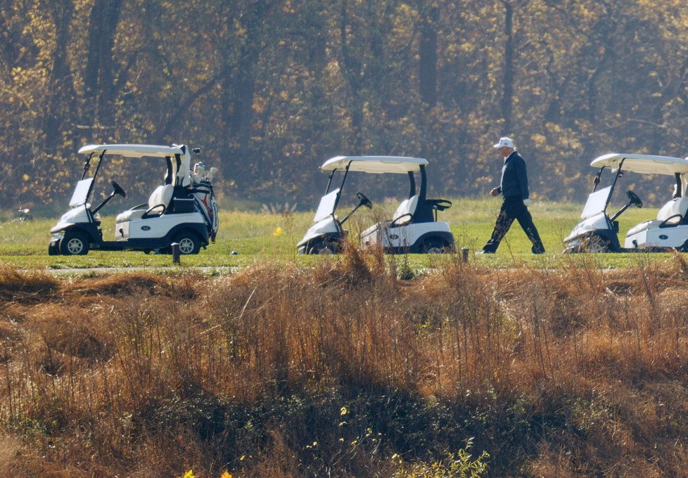 Americký prezident Donald Trump i druhý den po vyhlášení výsledků voleb vyrazil na golf (8.11.2020)