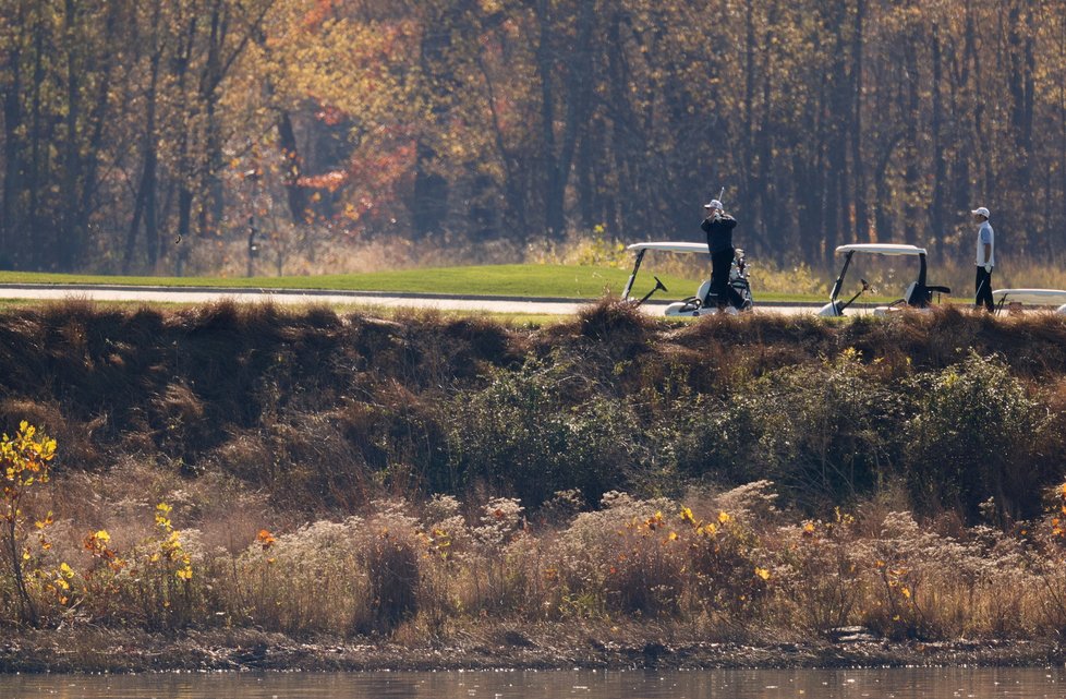 Americký prezident Donald Trump i druhý den po vyhlášení výsledků voleb vyrazil na golf (8.11.2020)