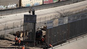 Výstavba Trumpovy zdi na hranicích USA s Mexikem (18. 2. 2019)