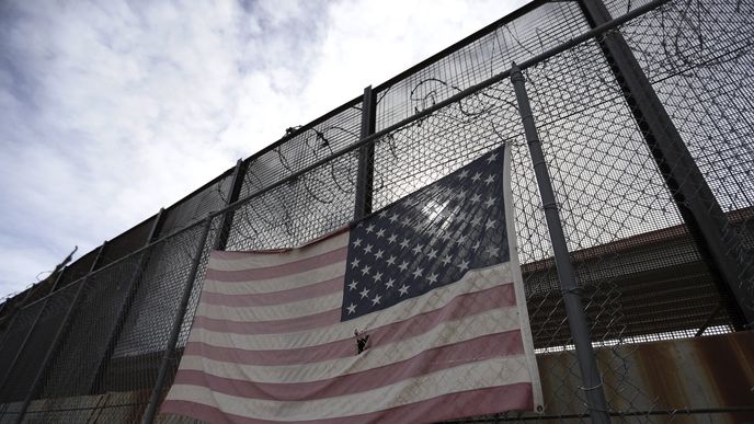 Výstavba Trumpovy zdi na hranicích USA s Mexikem (18.2 2019) Výstavba Trumpovy zdi na hranicích USA s Mexikem (18.2 2019)