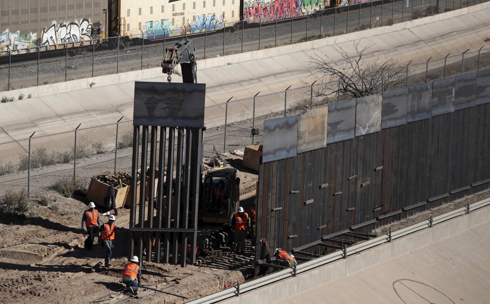 Výstavba Trumpovy zdi na hranicích USA s Mexikem (18. 2. 2019)