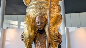 V budově Evropského parlamentu ve Štrasburku je vystavena pozlacená socha prezidenta Donalda Trumpa, jde o satirické dílo dánského umělce Jense Galschiöta nazvané Oranžový mor, Štrasburk. (7. 10. 2026)