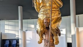 V budově Evropského parlamentu ve Štrasburku je vystavena pozlacená socha prezidenta Donalda Trumpa, jde o satirické dílo dánského umělce Jense Galschiöta nazvané Oranžový mor, Štrasburk. (7. 10. 2026)