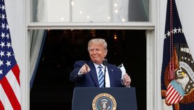 Americký prezident Donald Trump se poprvé po nákaze koronavirem ukázal na veřejnosti (10.10.2020)