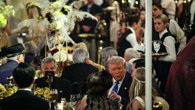 Donald Trump hostil v Mar-a-Lagu večírek ve stylu Velkého Gatsbyho (1.11.2025)
