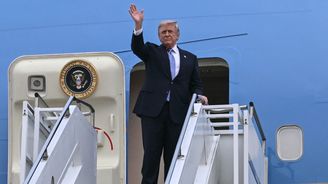 Sbohem, soudruzi. Trump odlétá z Číny, summit má za úspěšný. Si slíbil pomoc v Hormuzu Sbohem, soudruzi. Trump odlétá z Číny, summit má za úspěšný. Si slíbil pomoc v Hormuzu