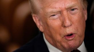 Trump zavádí clo na země obchodující s Íránem, hrozí i vojenským zásahem Trump zavádí clo na země obchodující s Íránem, hrozí i vojenským zásahem