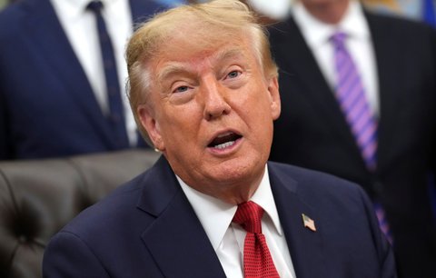 ONLINE: Ukrajinci po tlaku Trumpa přestali útočit na rafinerie. Pauza potrvá do voleb do Kongresu