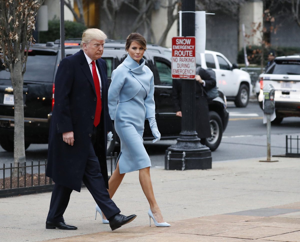 Donald Trump a první dáma Melania ve světle modrém.