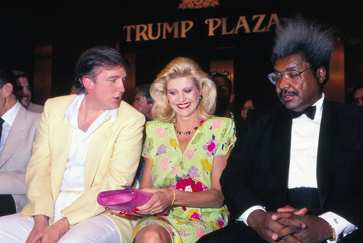1988: Trump v kasinu s tehdejší manželkou Ivanou a boxerským promotérem Donem Kingem.