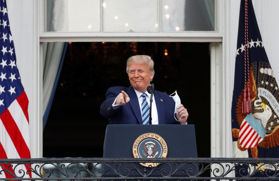 Americký prezident Donald Trump se poprvé po nákaze koronavirem ukázal na veřejnosti. (10.10.2020)