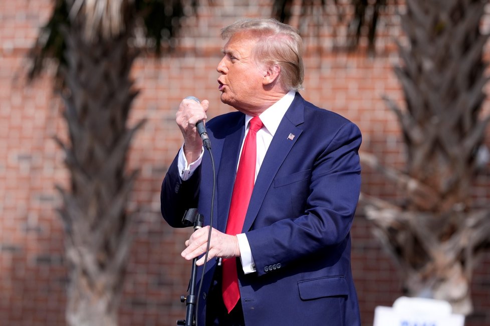 Donald Trump na předvolebním mítinku ve městě Conway v Jižní Karolíně