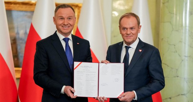 Zvrat v Polsku završen: Donald Tusk slaví, jeho vláda získala důvěru! U Dudy složil přísahu