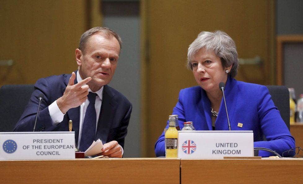 Předseda Evropské rady Donald Tusk s britskou premiérkou Theresou Mayovou