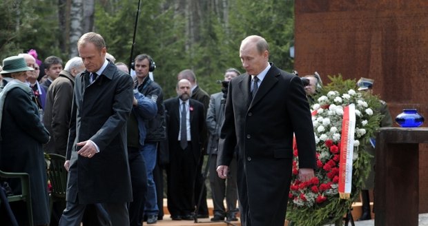 Vladimir Putin a Donald Tusk uctili památku katyňských obětí.