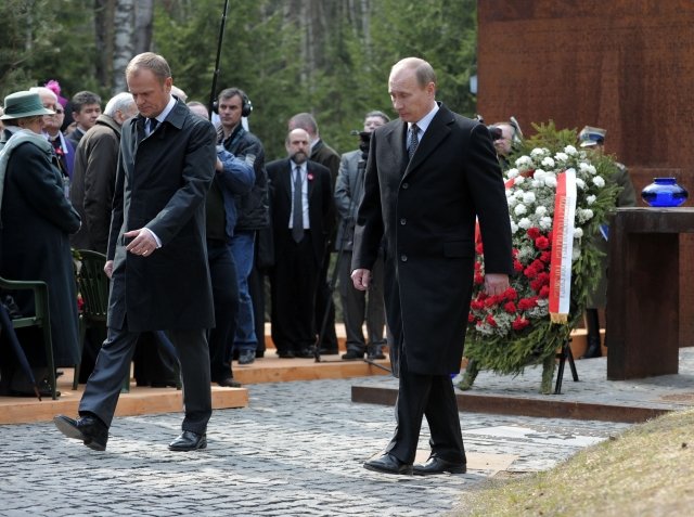 Vladimir Putin a Donald Tusk uctili památku katyňských obětí.