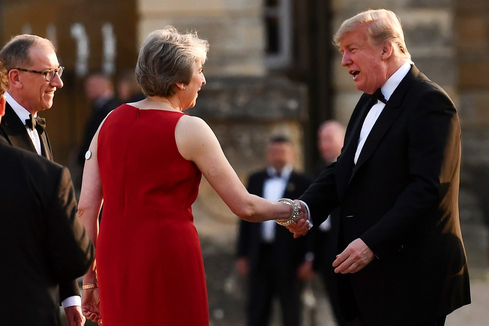 Donald Trump a Melania Trumpová na návštěvě Velké Británie. Setkali se s premiérkou Theresou Mayovou a jejím manželem Philipem 12.7. 2018