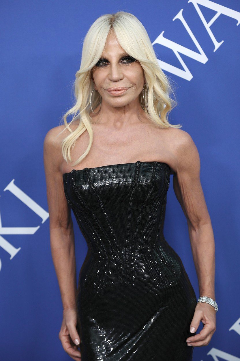 Donatella Versace (64) je zářným příkladem toho, jak to vypadá, když se plastické operace stanou něčím koníčkem