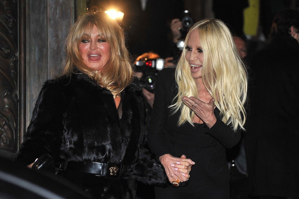 Goldie Hawn a Donatella Versace