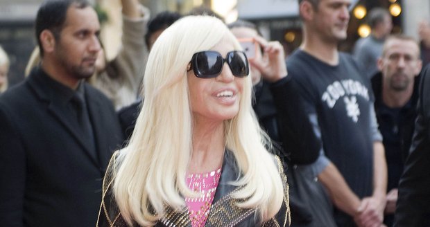 Italská návrhářka Donatella Versace si hoví v černých modelech se zlatým kováním.
