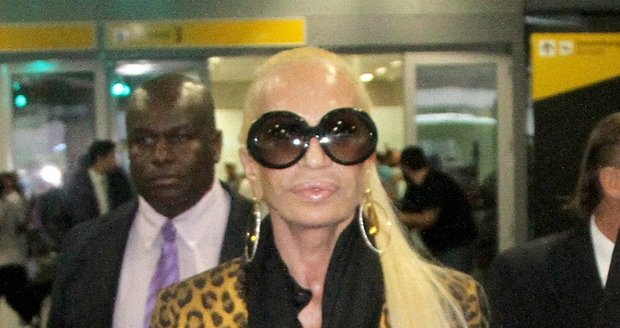 Donatella vypadala na brazilském letišti jako návštěva z jiné planety