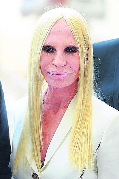 2017 - Donatella Versace to přehnala s plastikami.