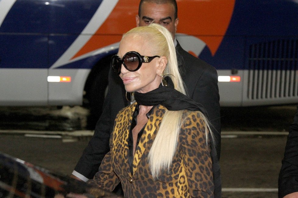 Donatella se kryla obřími slunečními brýlemi