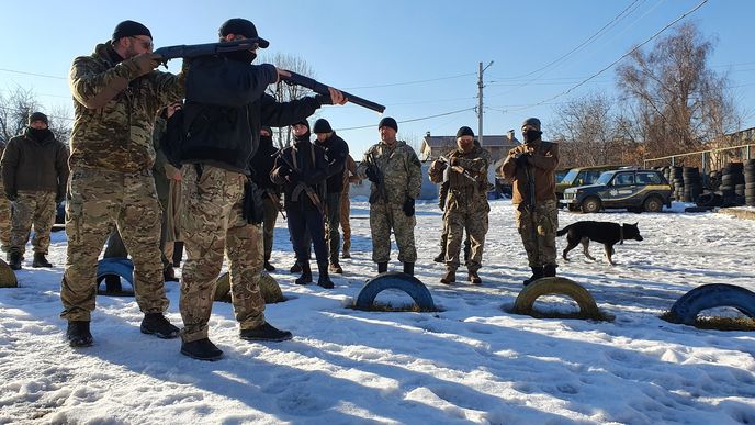 Lidé na východě Ukrajiny jsou odhodláni čelit ruskému útoku.