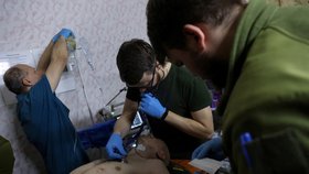 Mobilní zdravotnický tým ošetřuje raněné vojáky v oblasti Donbasu (11.12.2022))