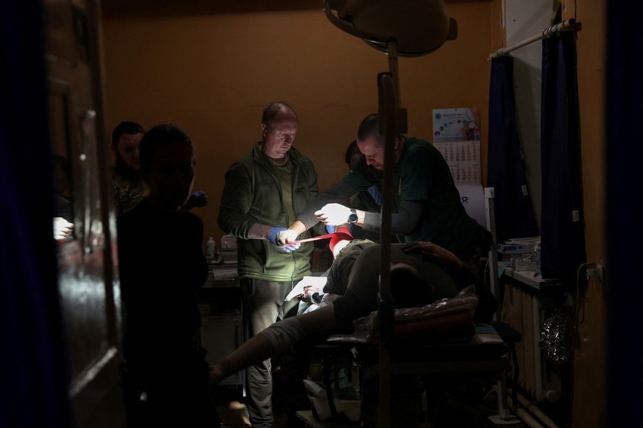 Mobilní zdravotnický tým ošetřuje raněné vojáky v oblasti Donbasu